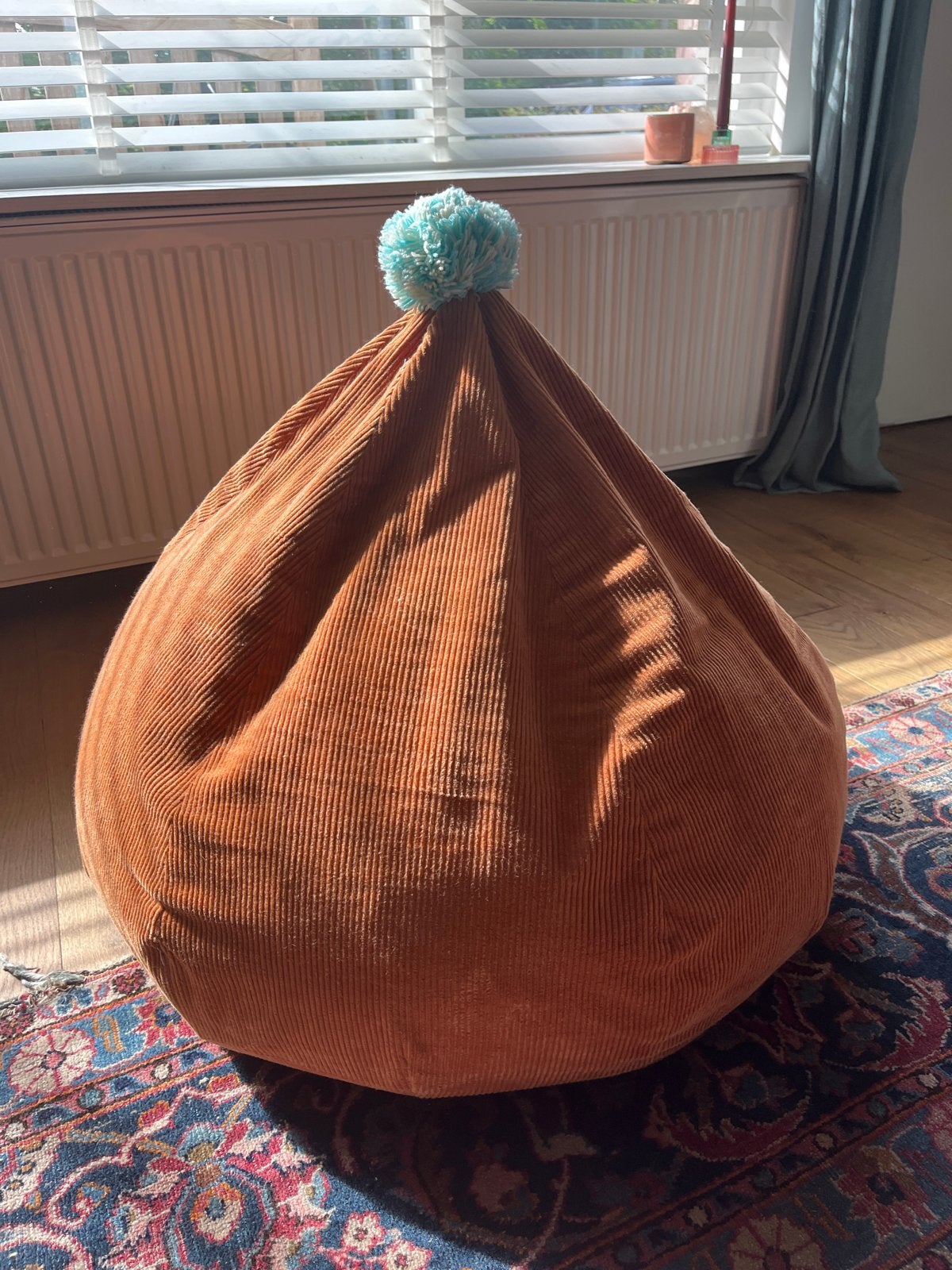 Zitzak OYOY Mini - Oranje ribfluweel met pompon, Ophalen of Verzenden, Zo goed als nieuw, Zitzak