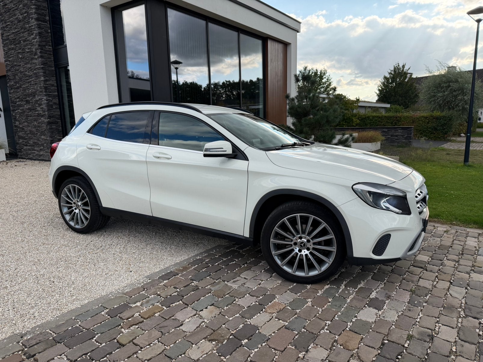 Mercedes-Benz GLA 200 156pk 2017 Wit Nieuwstaat 19 inch AMG, Auto's, Mercedes-Benz, Voorwielaandrijving, Leder en Stof, 1595 cc