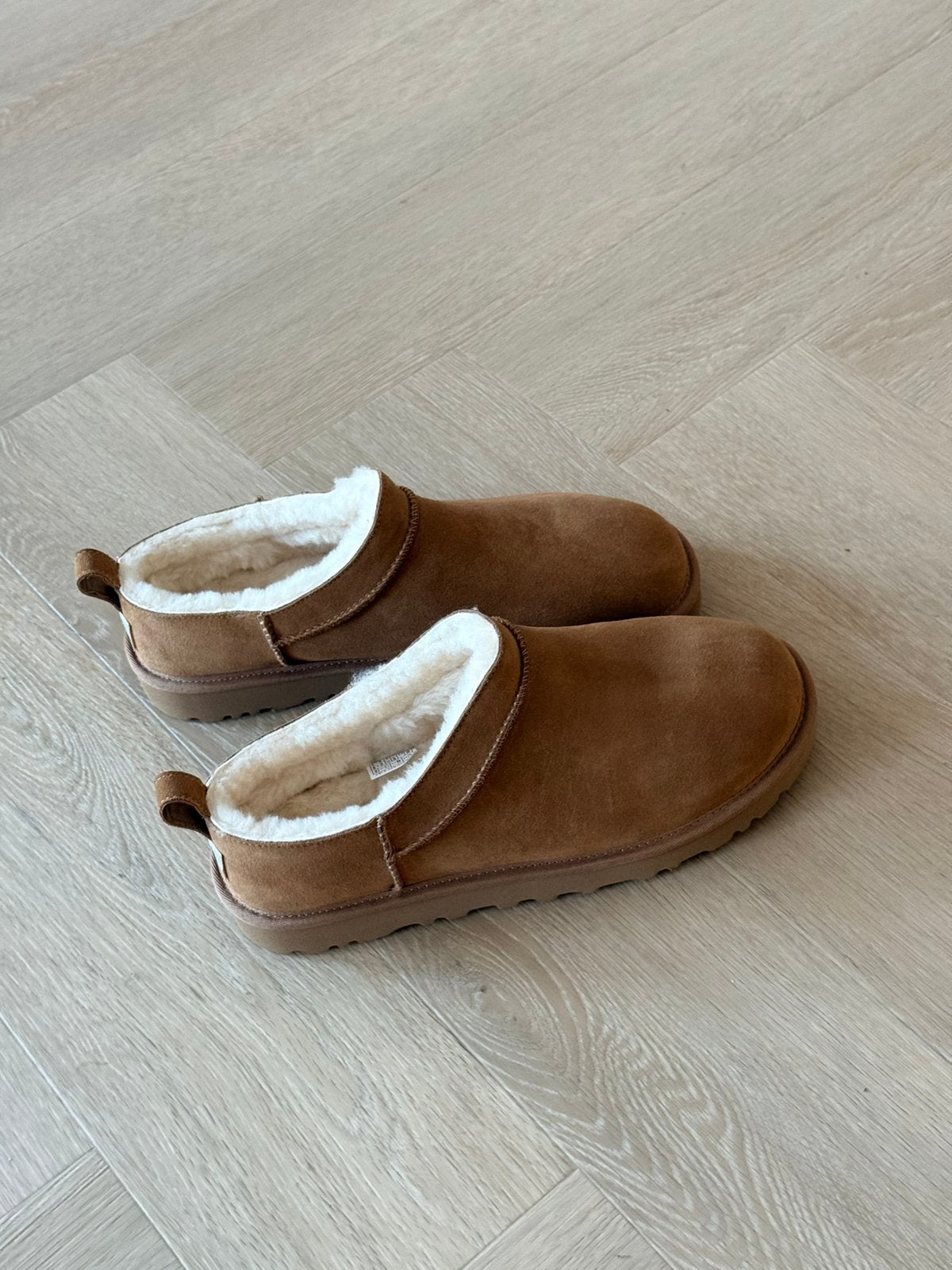 UGG Classic Micro Instapper Suède Camel EU 43 Nieuw, UGG, Bruin, Nieuw, Ophalen of Verzenden