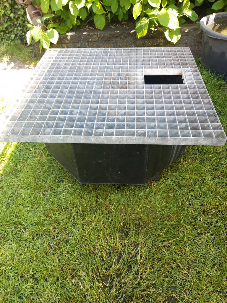 Bak met rooster voor Waterornament, Ophalen, Gebruikt, Beton, Waterornament