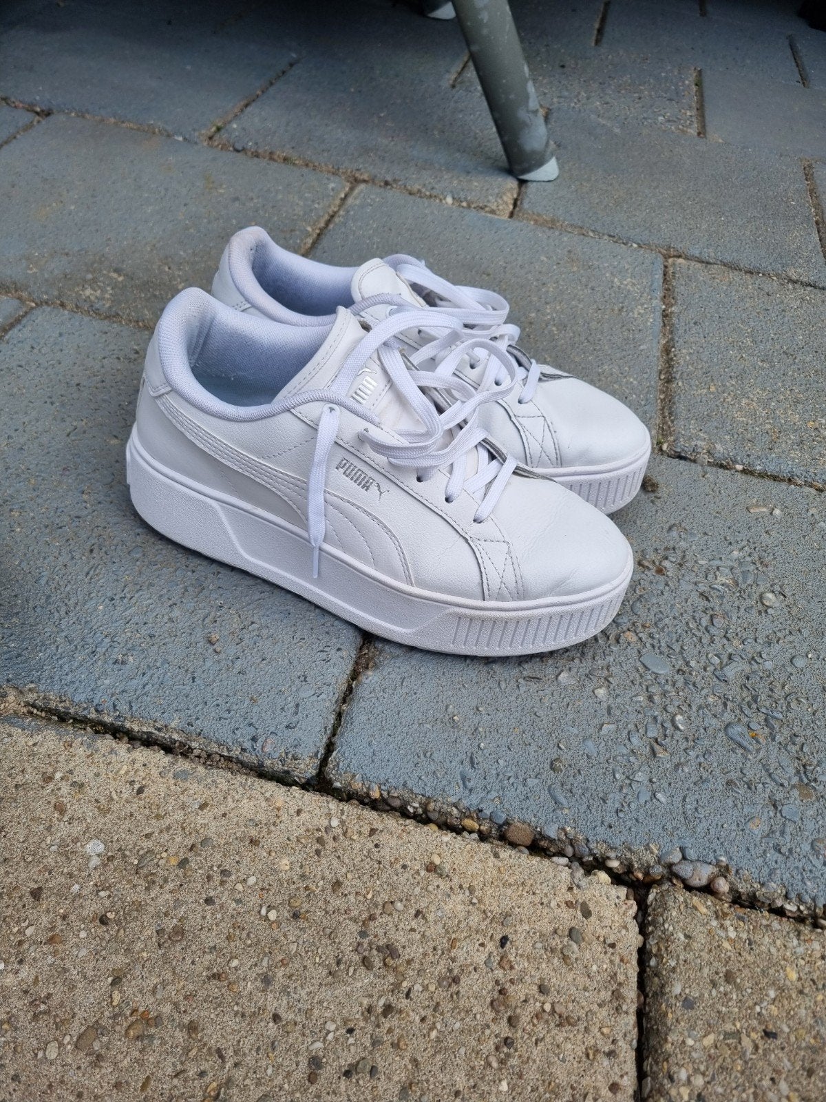 puma schoenen maat 39
als nieuw, Ophalen of Verzenden, Zo goed als nieuw, Zwart, Sneakers of Gympen