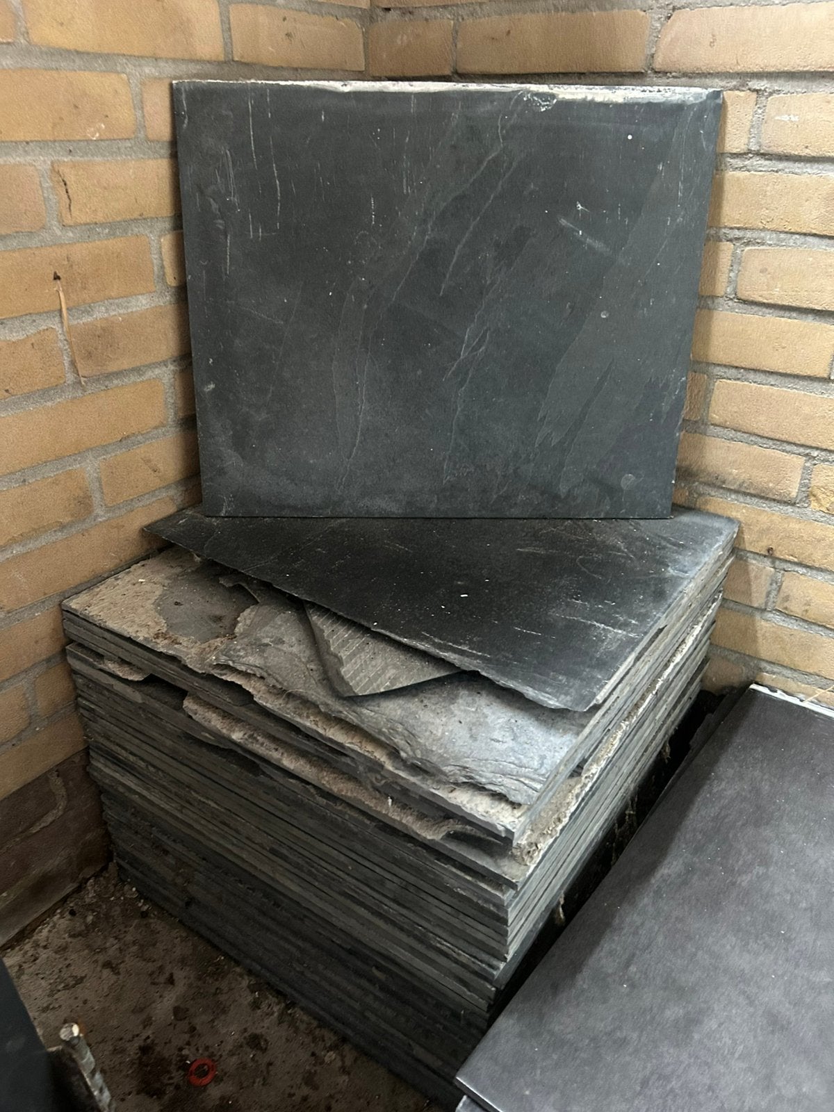 Restpartij binnen tegels antraciet met relief, Ophalen, 40 tot 60 cm, Gebruikt, 40 tot 60 cm