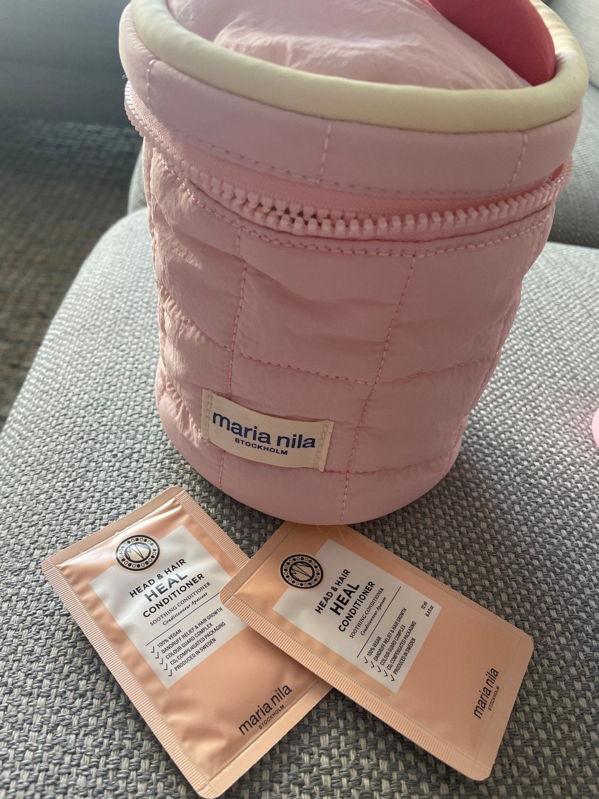 Maria Nila roze toilettas met 2 samples, Ophalen of Verzenden, Nieuw, Roze, Dame