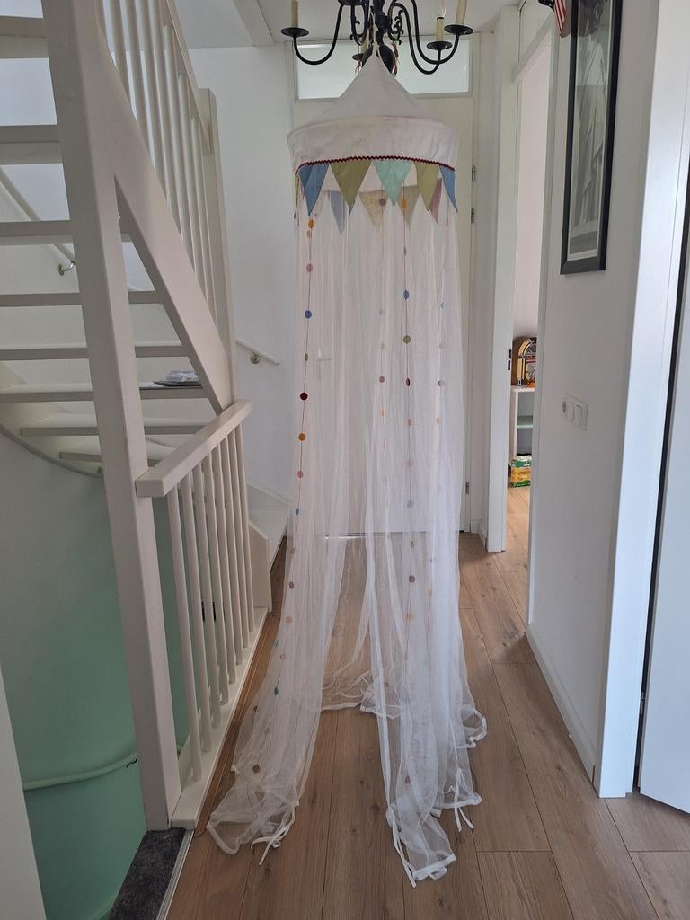 Mooie klamboe met vrolijke vlaggetjes en pompons, Ophalen of Verzenden, Zo goed als nieuw, Klamboe