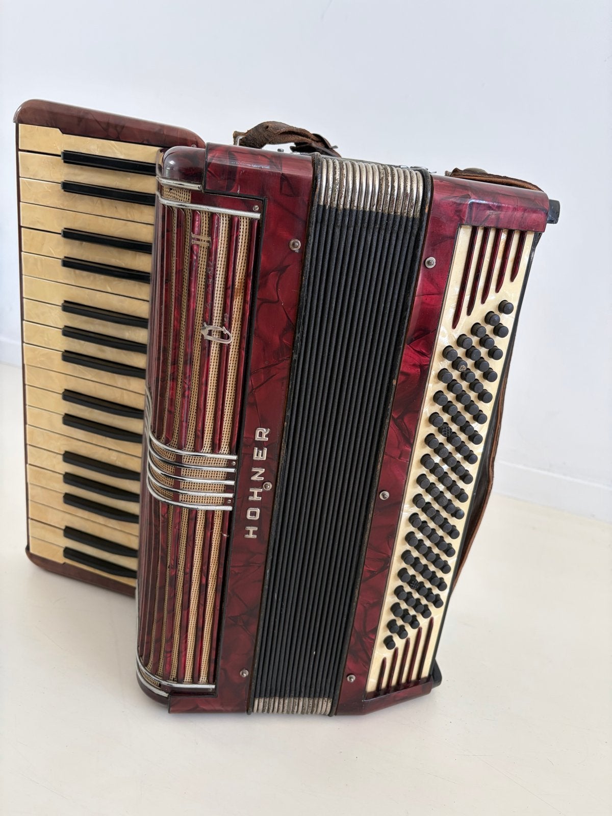Hohner Accordeon - Rood, Toetsaccordeon met riemen, Muziek en Instrumenten, Accordeons, Ophalen, Gebruikt, Met riemen, Overige formaten
