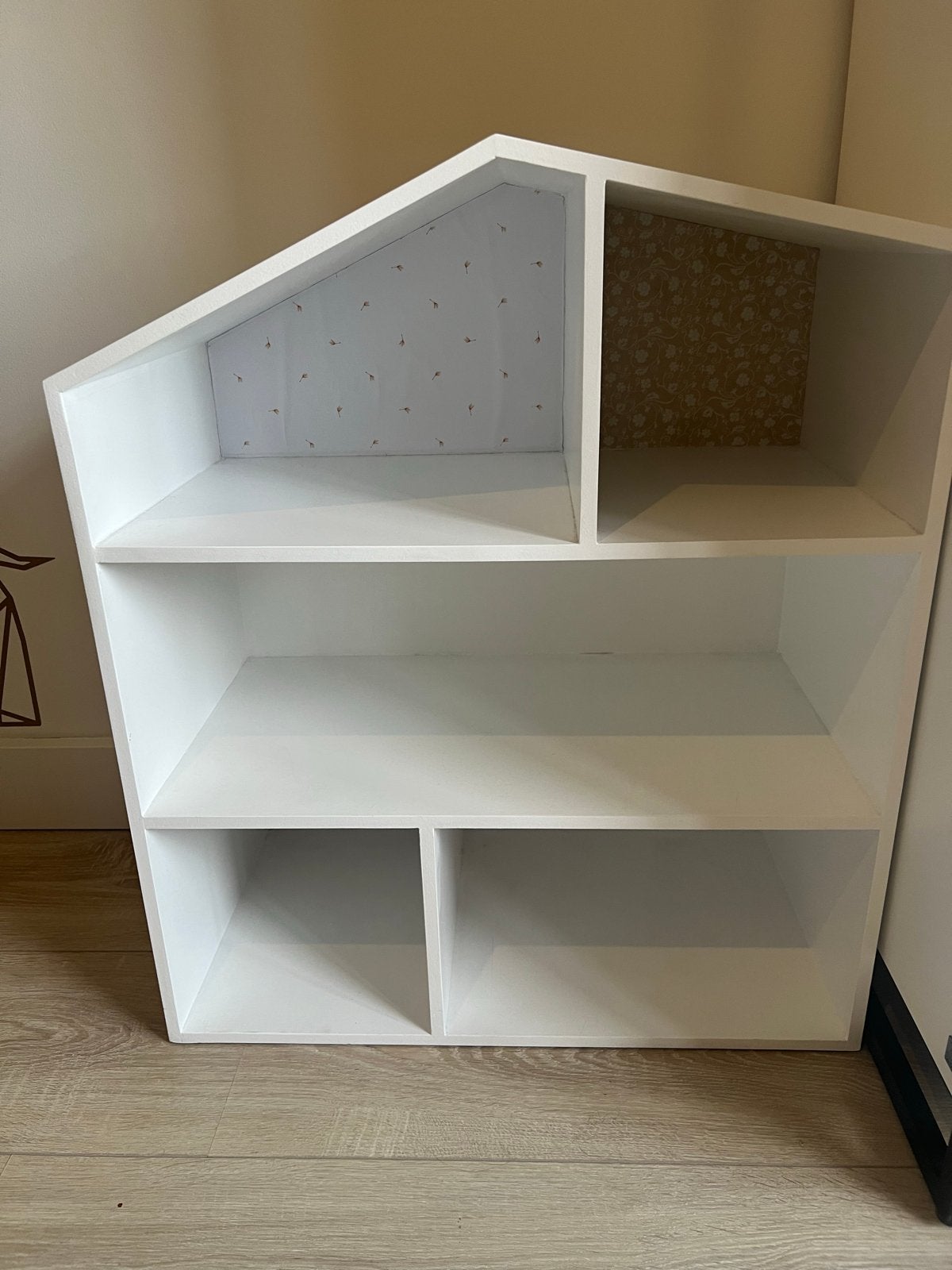 Zelfgemaakt houten poppenhuis met behangprint, Ophalen, Zo goed als nieuw, Poppenhuis