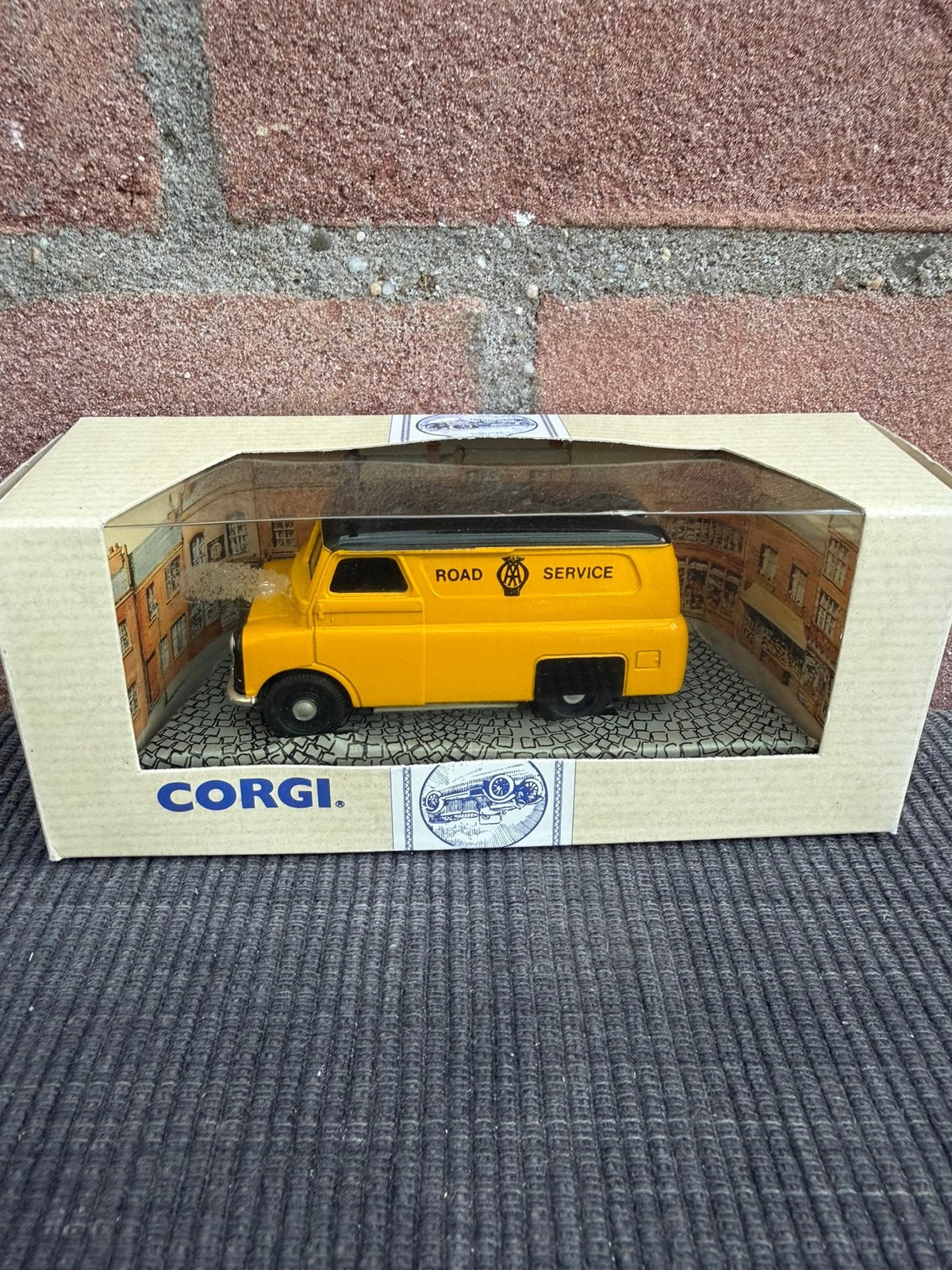 1:43 Corgi Bedford AA roadservice, Ophalen of Verzenden, Zo goed als nieuw, Auto, Corgi