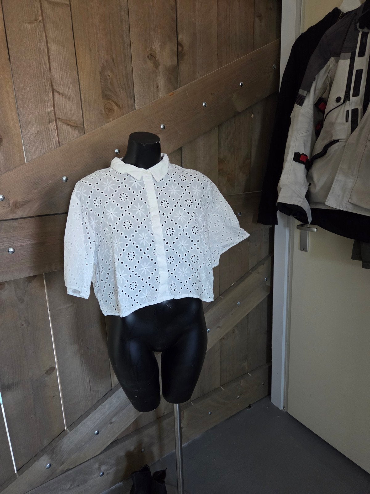 Schattige witte broderie blouse - Maat 34, Wit, Ophalen of Verzenden, Zo goed als nieuw, Korte mouw