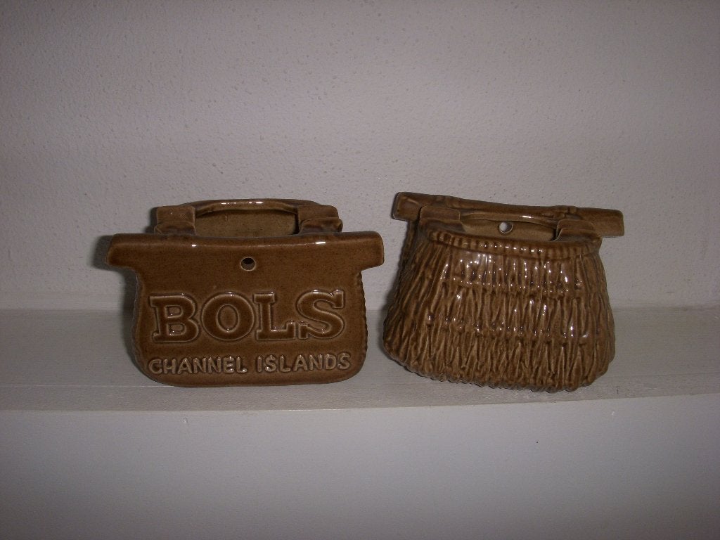 2 Bijzondere reclame asbakjes Bols Channel Islands, Ophalen of Verzenden, Gebruikt, Gebruiksvoorwerp