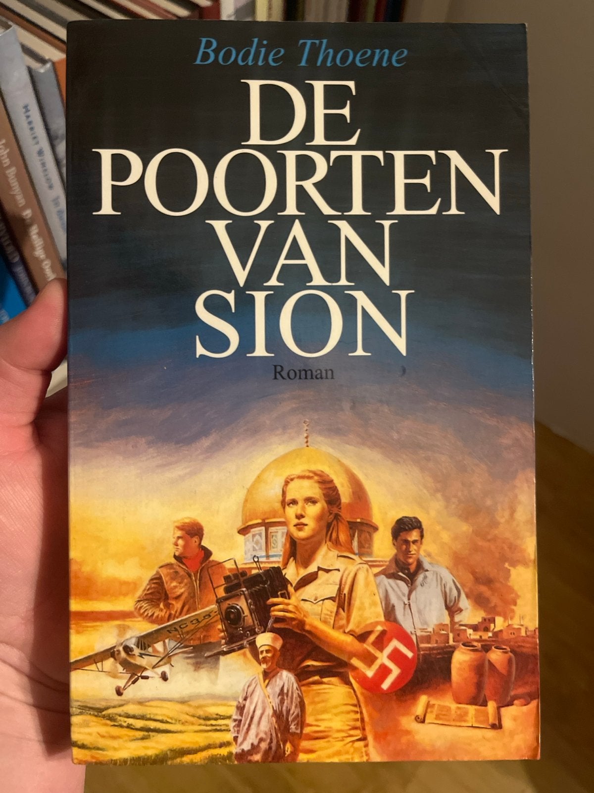 De Poorten van Sion - Bodie Thoene (Roman), Ophalen of Verzenden, Gelezen, Nederland