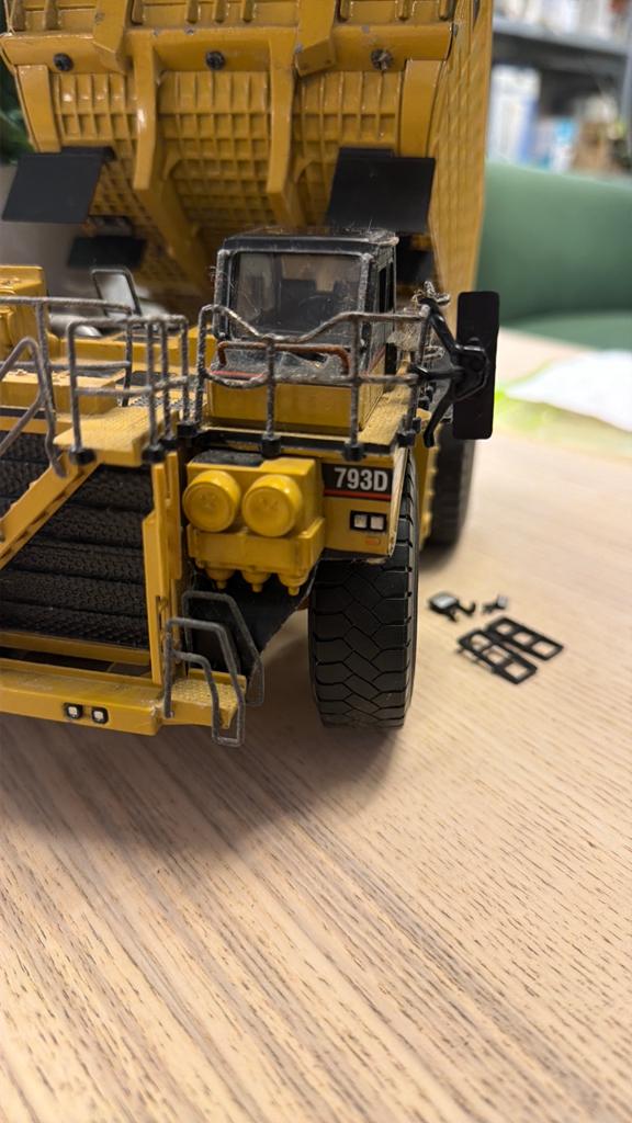 Caterpillar 793D Dumper Model - Schaalmodel, Gebruikt, 1:32 tot 1:50, Kringloop tegen armoede, Kringloopdebilt.nl