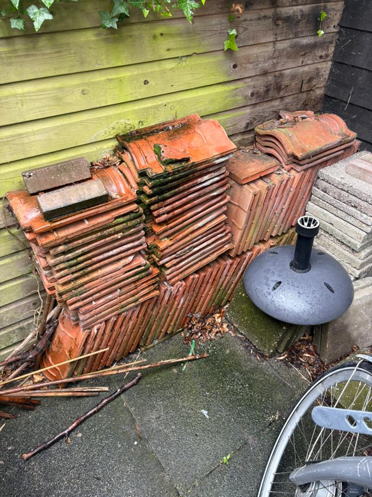 Dakpannen Deester gratis 80 stuks, Ophalen, Gebruikt, Steen of Klei, 5 tot 10 m²
