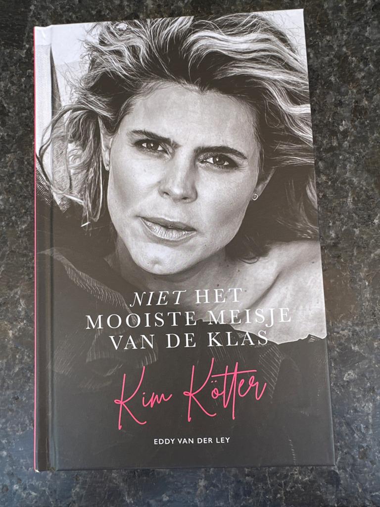 Niet het mooiste meisje van de klas - Kim Kötter, Boeken, Biografieën, Ophalen of Verzenden, Nieuw, Film, Tv en Media