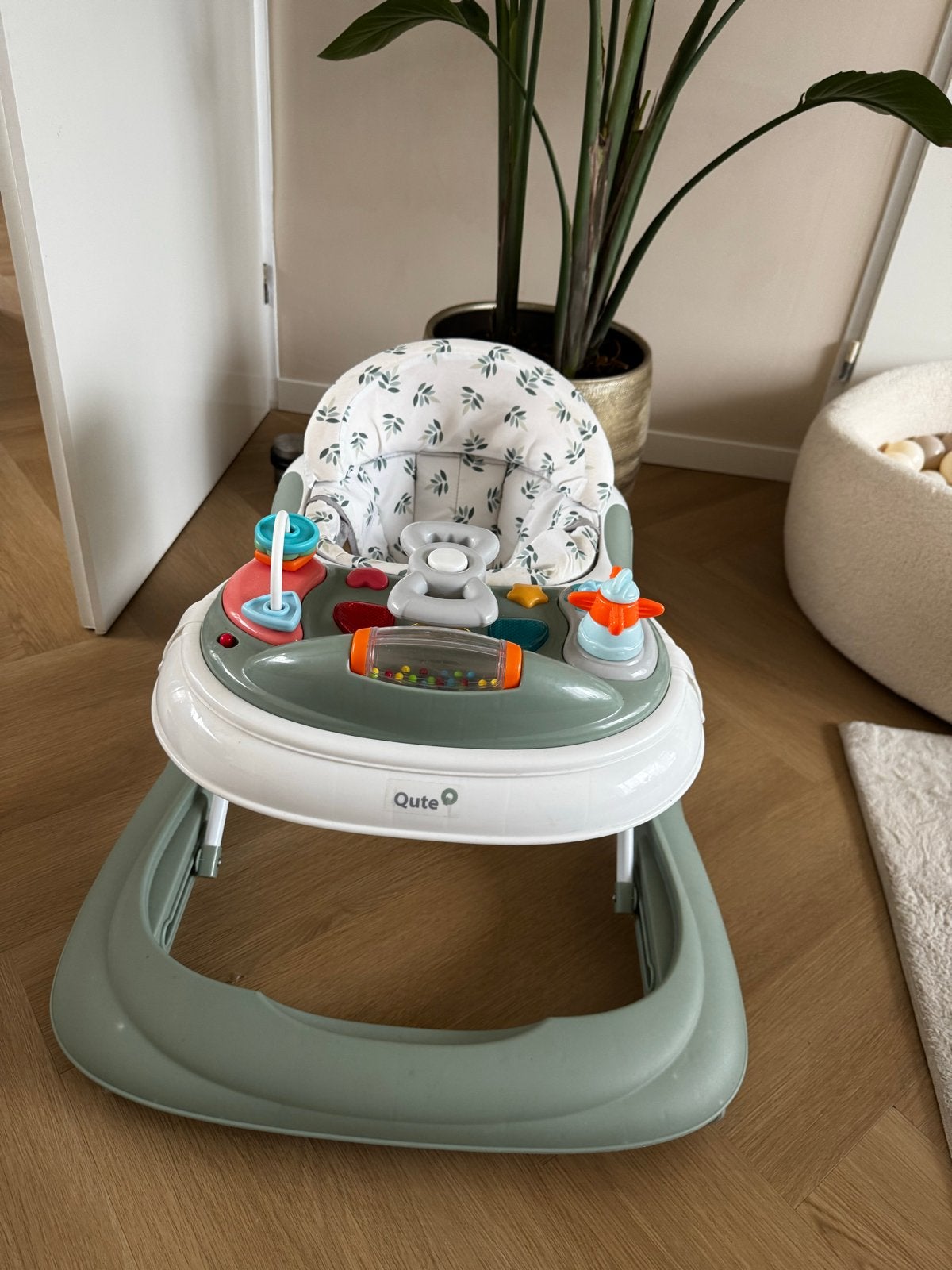 Qute Babywalker met speelblad, Kinderen en Baby's, Ophalen, Zo goed als nieuw, Overige typen, Met licht