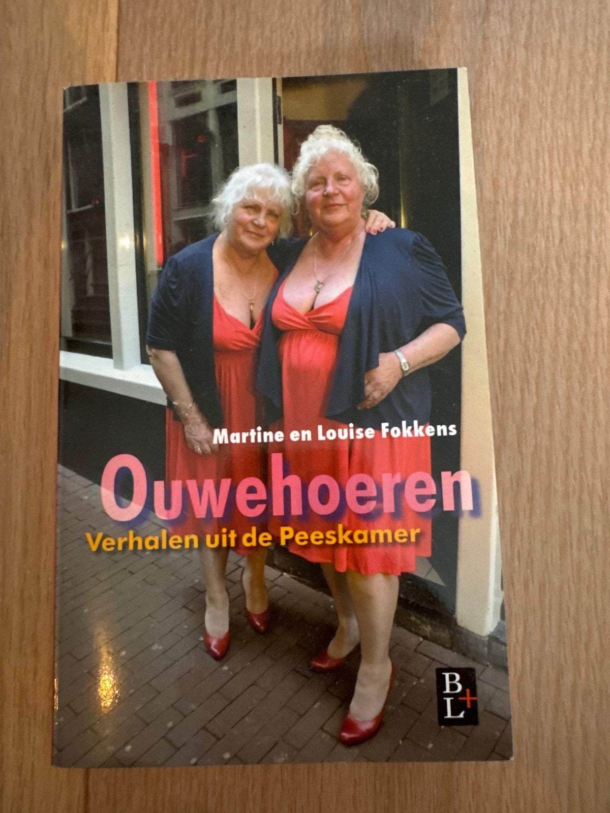 Ouwehoeren - Verhalen uit de Peeskamer ( VS Gesigneerd), Boeken, Ophalen of Verzenden, Zo goed als nieuw, Overige