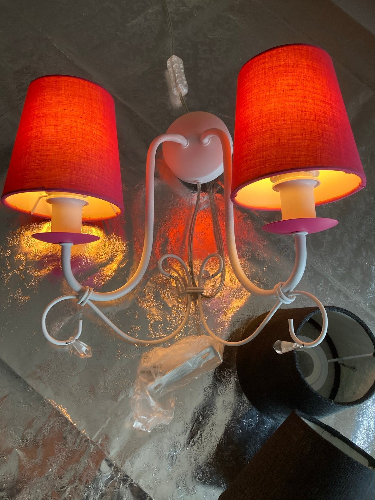 Witte wandlamp met roze kappen en kristallen details, Ophalen, Minder dan 50 cm, Gebruikt, Minder dan 25 cm