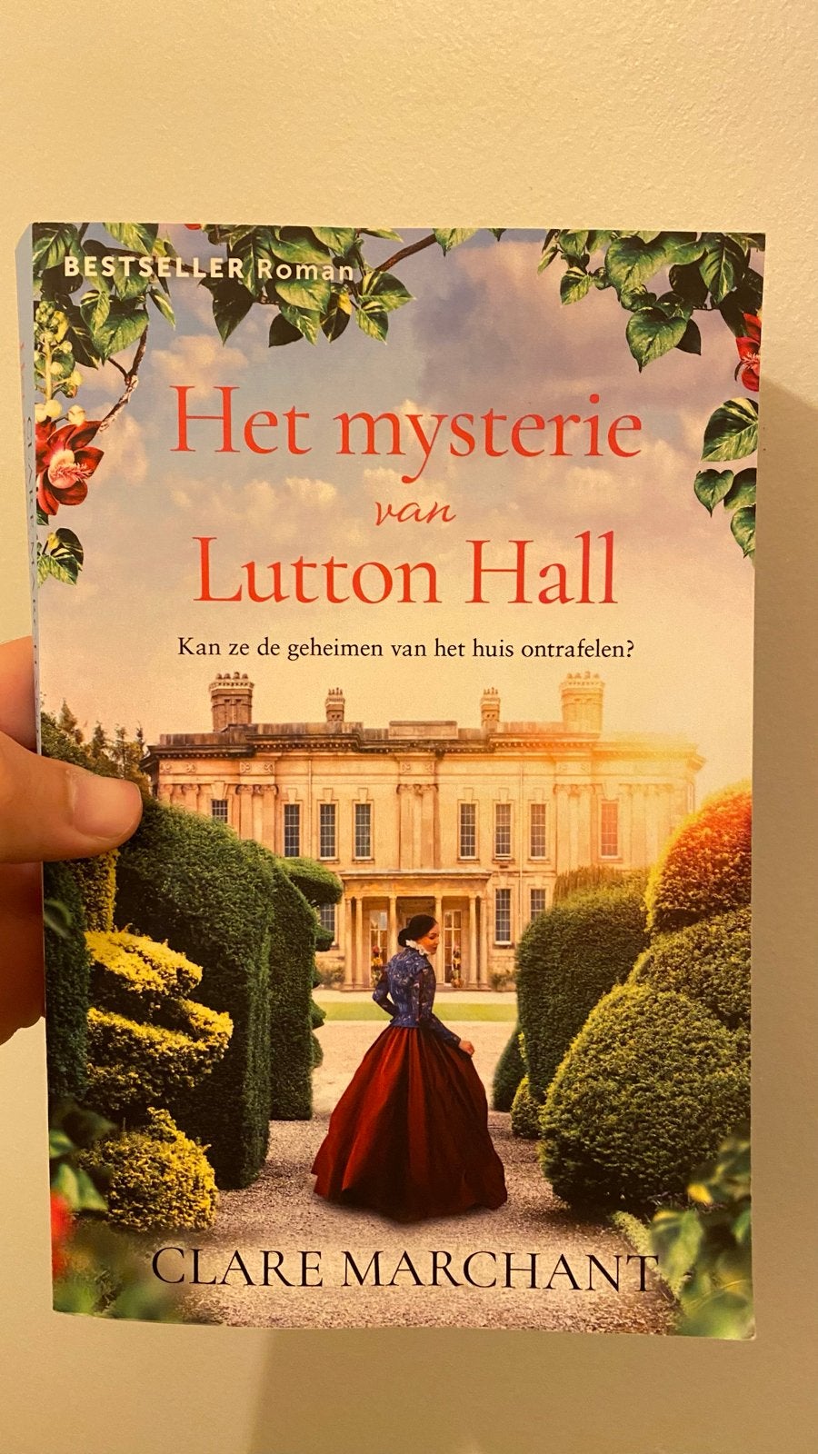 Het mysterie van Lutton Hall - Clare Marchant Roman, Ophalen of Verzenden, Zo goed als nieuw, Nederland