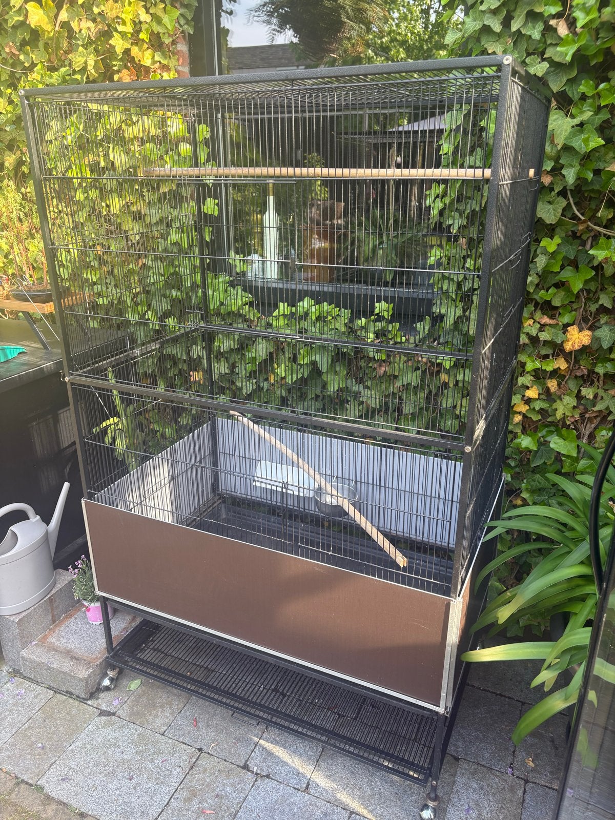 94 breed / 59 diep en totale hoogte 150 cm, Ophalen, Gebruikt, Metaal, Vogelkooi