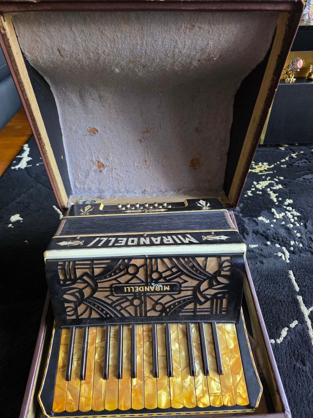 Mirandelli Accordeon met parelmoer toetsen 12 basser., Muziek en Instrumenten, Accordeons, Overige merken, Gebruikt, Met koffer