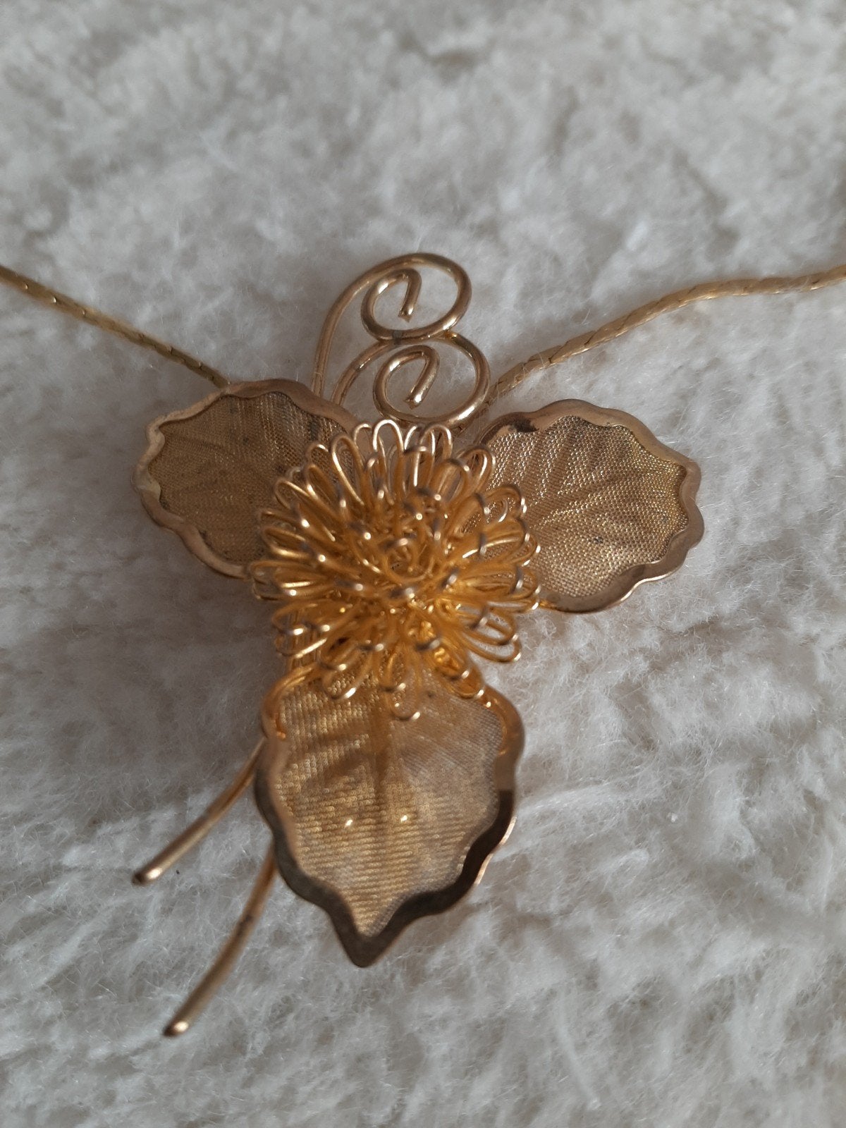 Gouden kleur ketting met bloemhanger, Met hanger, Gebruikt, Ophalen of Verzenden, Goud