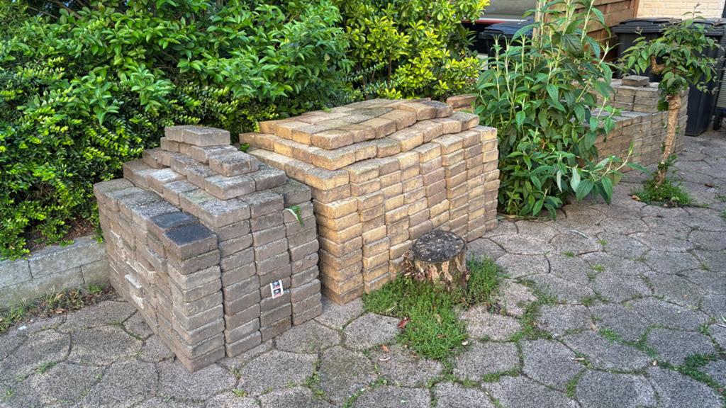 Gebruikte betonnen klinkers en tegels (~35m2), Tuin en Terras, Tegels en Klinkers, Ophalen, Gebruikt, Klinkers, 10 m² of meer