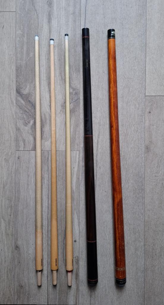 2x ARTEMIS biljartkeu in degelijke ronde koker, Sport en Fitness, Biljarten en Poolen, Ophalen, Gebruikt, Keu of Ballen