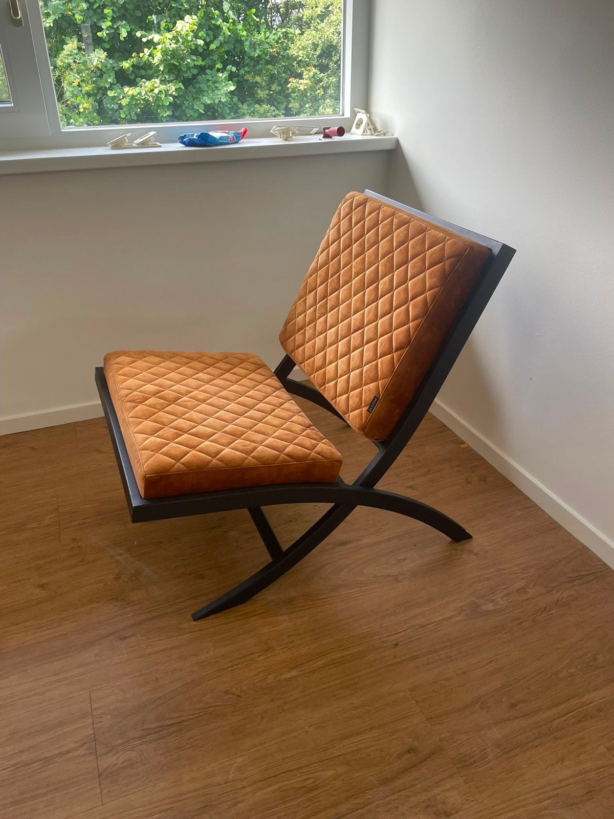 Moderne fauteuil met donker oker gele gestoffeerde kussens, Huis en Inrichting, Stoelen, Zo goed als nieuw, Eén, Metaal, Overige kleuren
