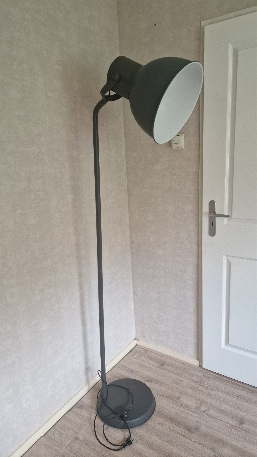 Donkergrijze staande lamp Hektar Ikea, Ophalen, Gebruikt, E27 (groot), Metaal