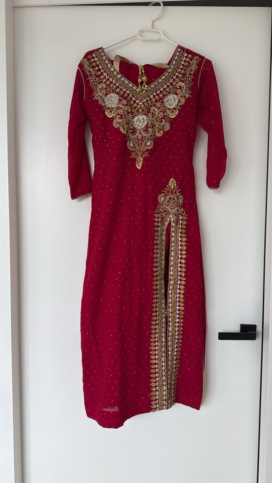 Rode Indiase jurk met gouden borduursels, Kleding | Dames, Gelegenheidskleding, Maat 38/40 (M), Overige typen, Ophalen of Verzenden