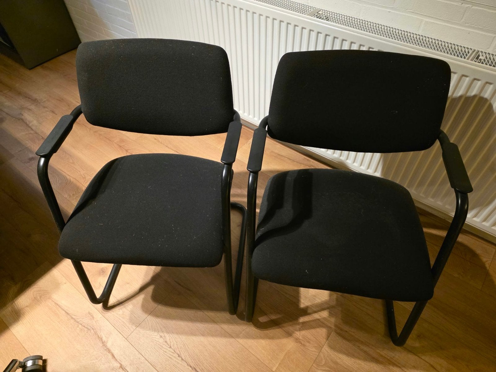 gratis   2 stoelen.zie foto's., Ophalen, Gebruikt, Zwart