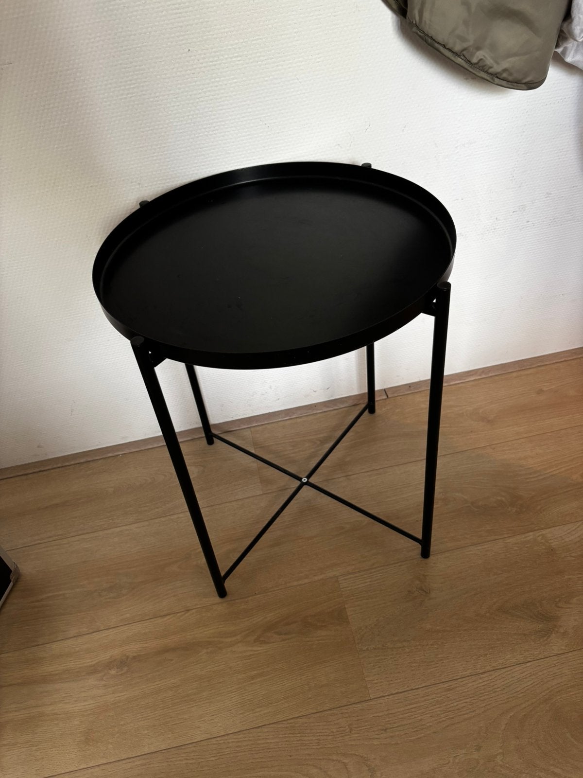 Zwarte ronde bijzettafel met afneembaar dienblad, Ophalen, Minder dan 55 cm, Metaal of Aluminium, Rond