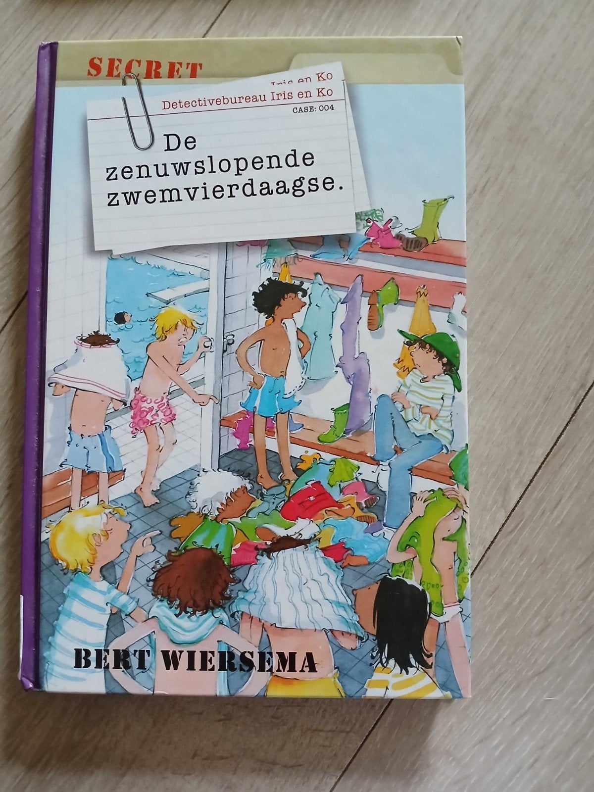 Detectivebureau Iris en Ko - De zenuwslopende zwemvierdaagse, Boeken, Ophalen of Verzenden, Zo goed als nieuw, Bert Wiersema, Fictie