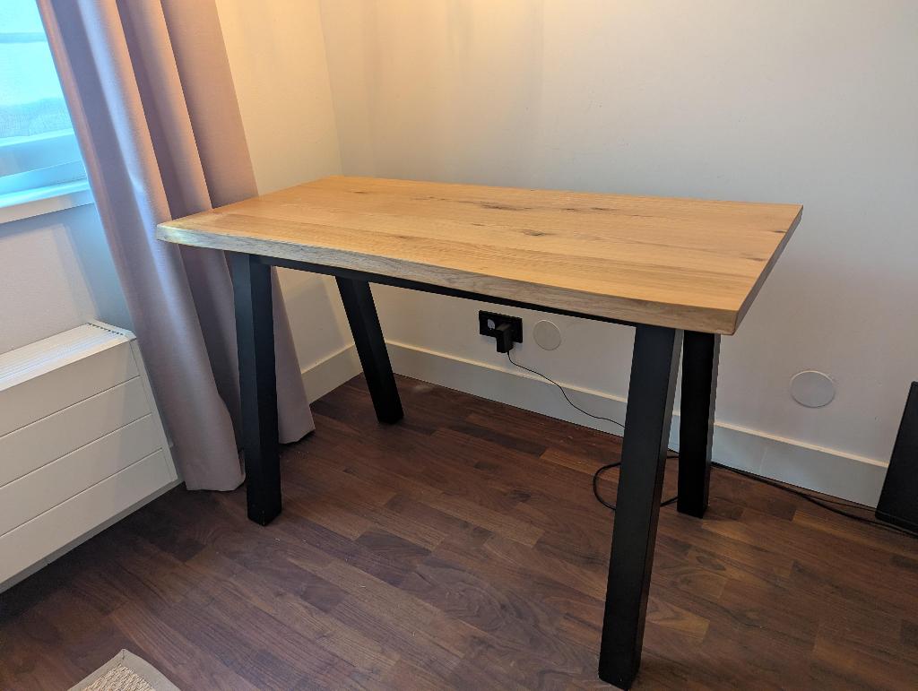 JYSK Skovlunde bureau — massief eiken / zwart (60x120), Ophalen, 120 cm, Hout, Bruin