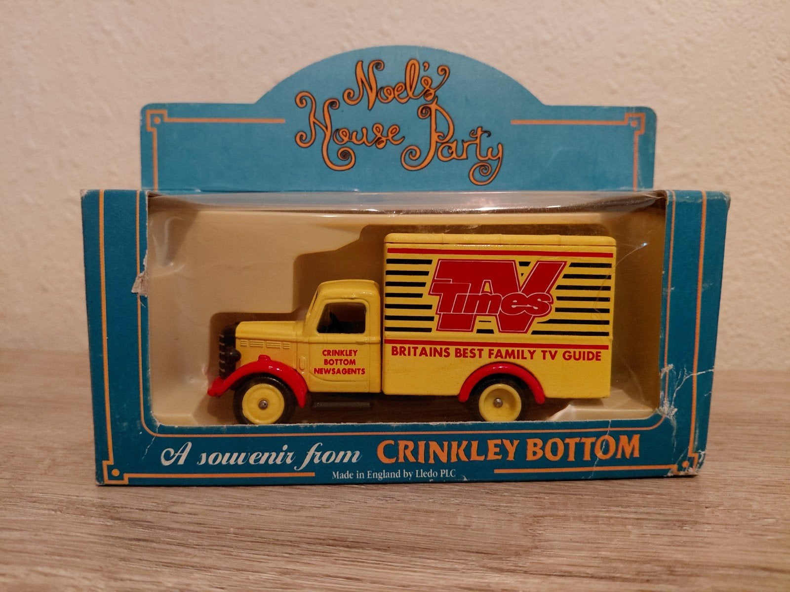 'Crinkley newsagents' Bedford 30CWT Truck, Hobby en Vrije tijd, Modelbouw | Auto's en Voertuigen, Verzenden, Zo goed als nieuw