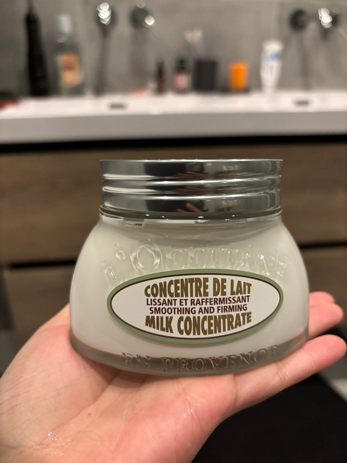 L'Occitane Amandel Melk Concentraat 200ml, Ophalen of Verzenden, Nieuw, Bodylotion, Crème of Olie