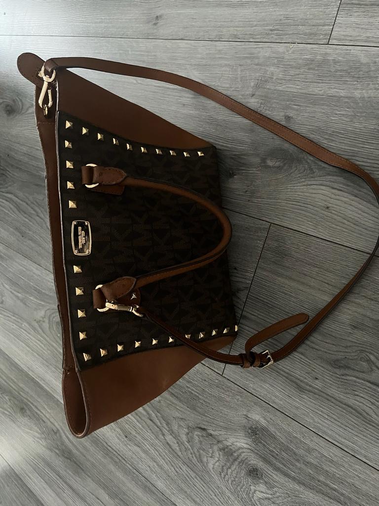 Michael Kors Handtas met Studs - Zo goed als nieuw, Ophalen of Verzenden, Zo goed als nieuw, Bruin, Handtas