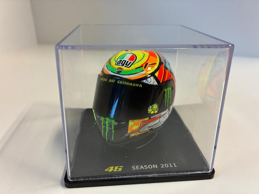 69767: Helm - MotoGP - Valentino Rossi - Season 2011 - 1:5, Hobby en Vrije tijd, Modelauto's | 1:5 tot 1:12, Overige typen, Zo goed als nieuw