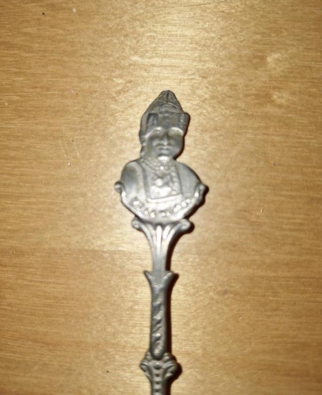 Theelepel Volendam met vrouw in klederdracht, Antiek en Kunst, Ophalen of Verzenden