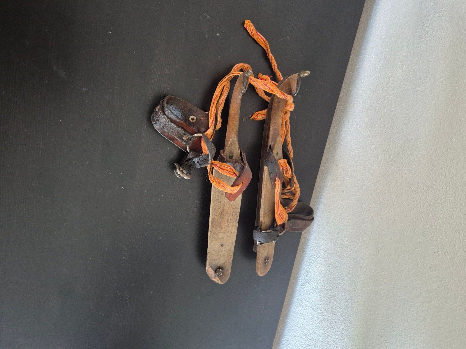 Antieke houten schaatsen met leren banden, Antiek en Kunst, Ophalen of Verzenden