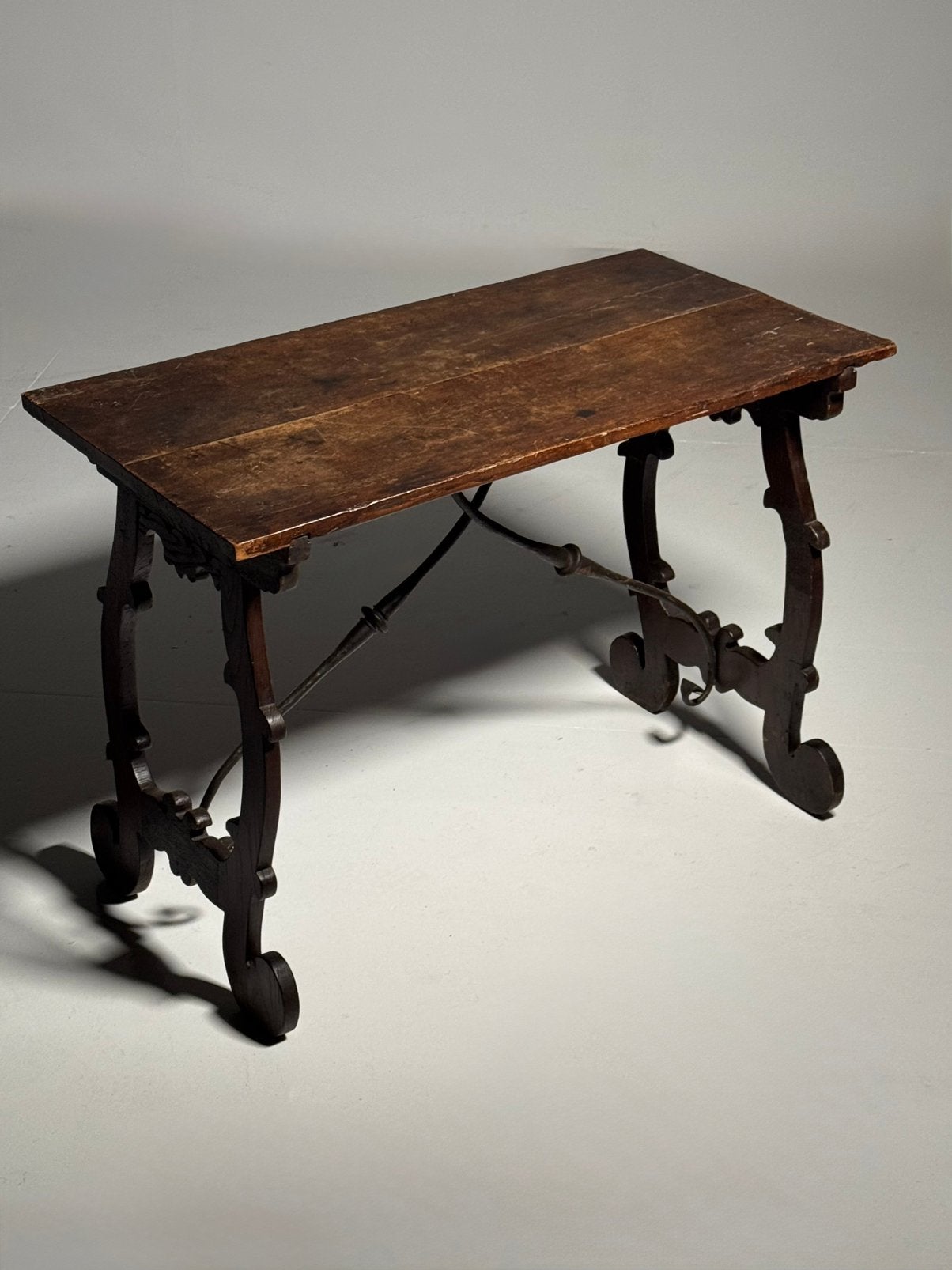 Italiaanse sidetable 19e eejw