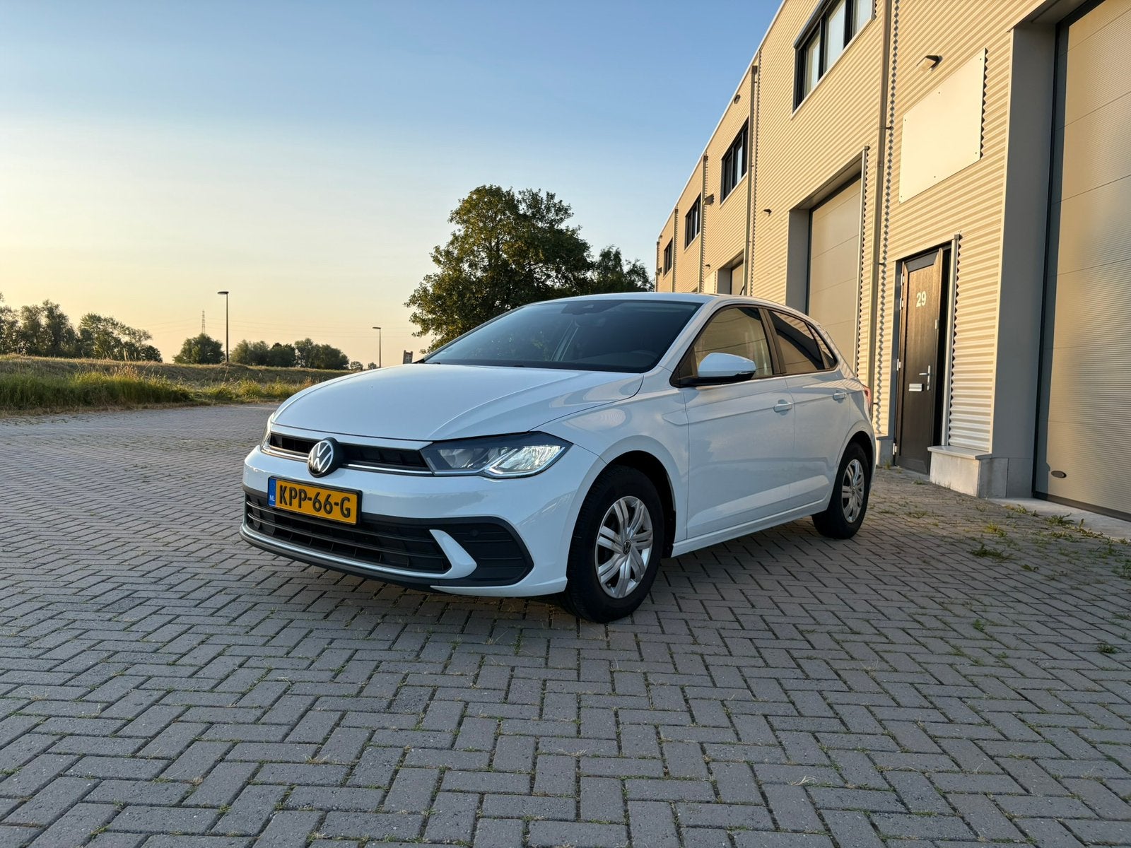 Volkswagen Polo 1.0 Life | Carplay, LED, Digital Cockpit, Voorwielaandrijving, Stof, Zwart, Start-stop-systeem