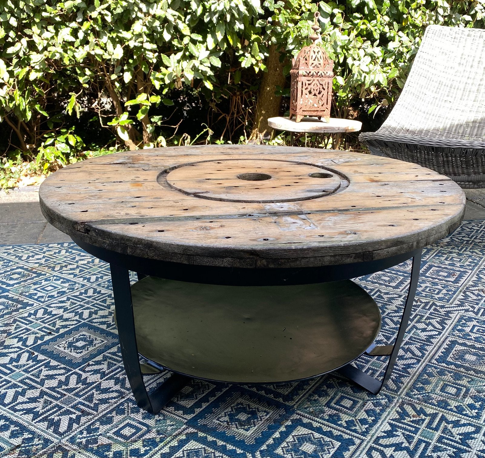 Originele tuintafel van oud hout met metaal, Ophalen of Verzenden, Gebruikt, Rond, Metaal