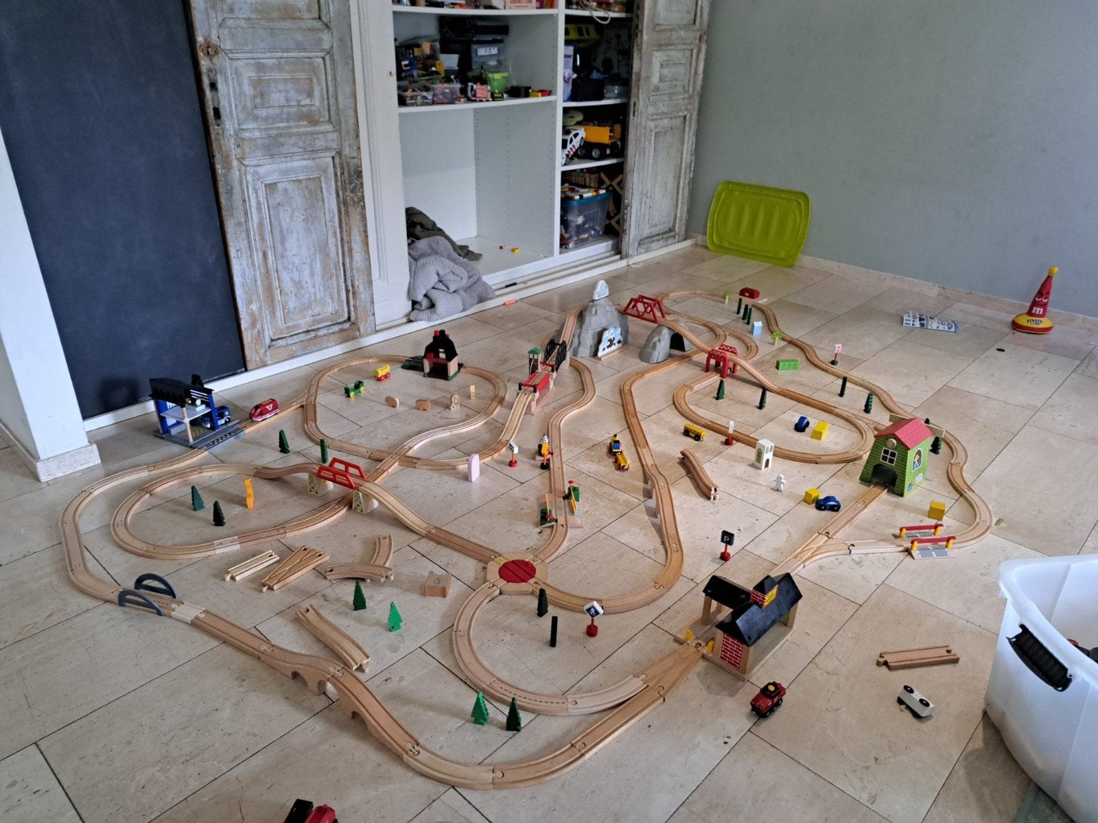 Treinbaan Brio met heel veel onderdelen en accessoires, Ophalen, Gebruikt