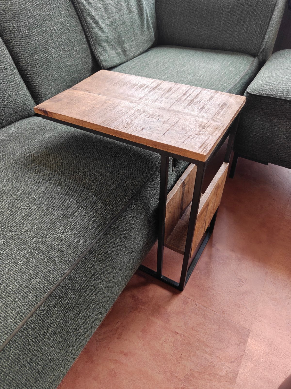 Bijzettafel mangohout, schuift over bank heen, Huis en Inrichting, Tafels | Bijzettafels, Minder dan 55 cm, Gebruikt, Rechthoekig