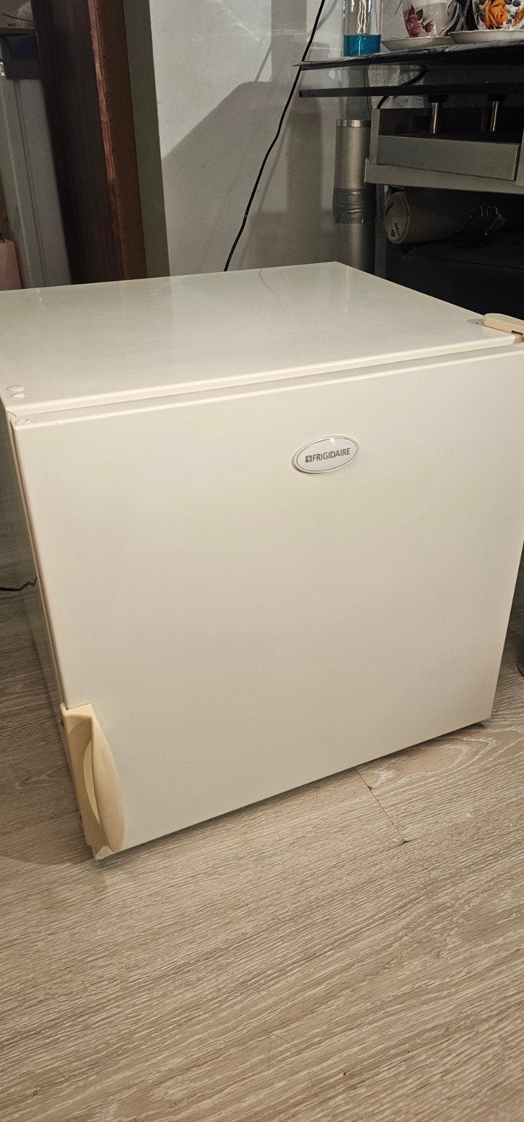 vrieskast mini tafelmodel (f mini), Witgoed en Apparatuur, Gebruikt, Minder dan 85 cm, Minder dan 60 cm, Vrijstaand