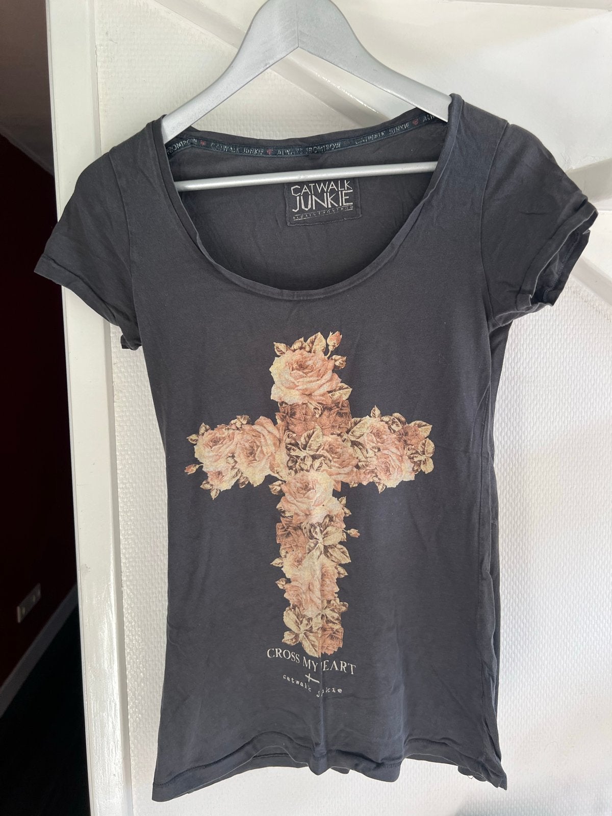 Catwalk Junkie T-shirt met bloemenkruis - Maat S, Ophalen of Verzenden, Korte mouw, Maat 36 (S), Grijs