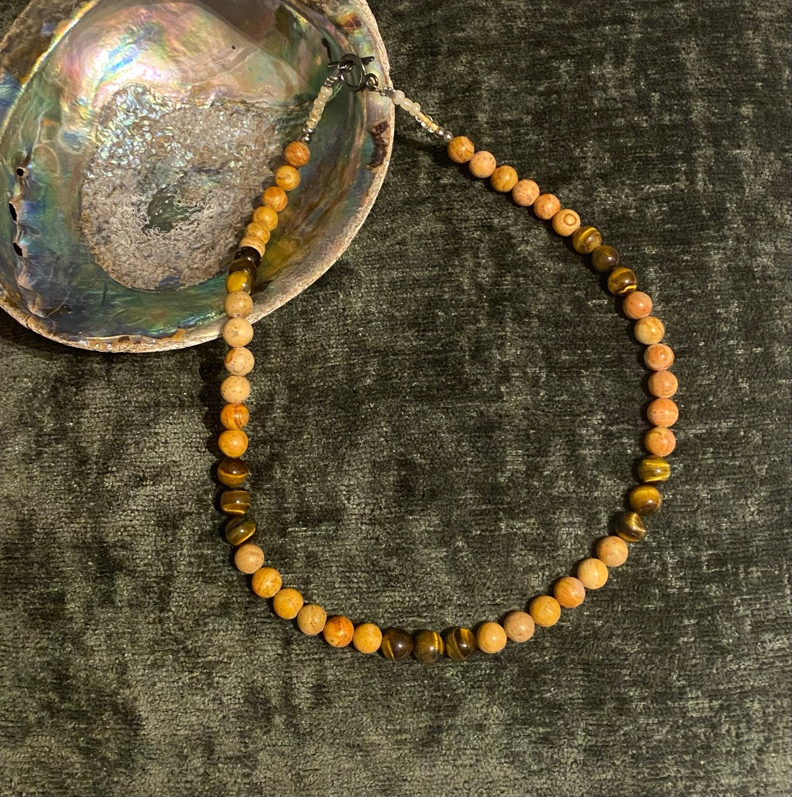 Handgemaakte ketting carneool, tijgeroog & glaskralen 59cm, Sieraden, Tassen en Uiterlijk, Kettingen, Bruin, Nieuw, Ophalen of Verzenden