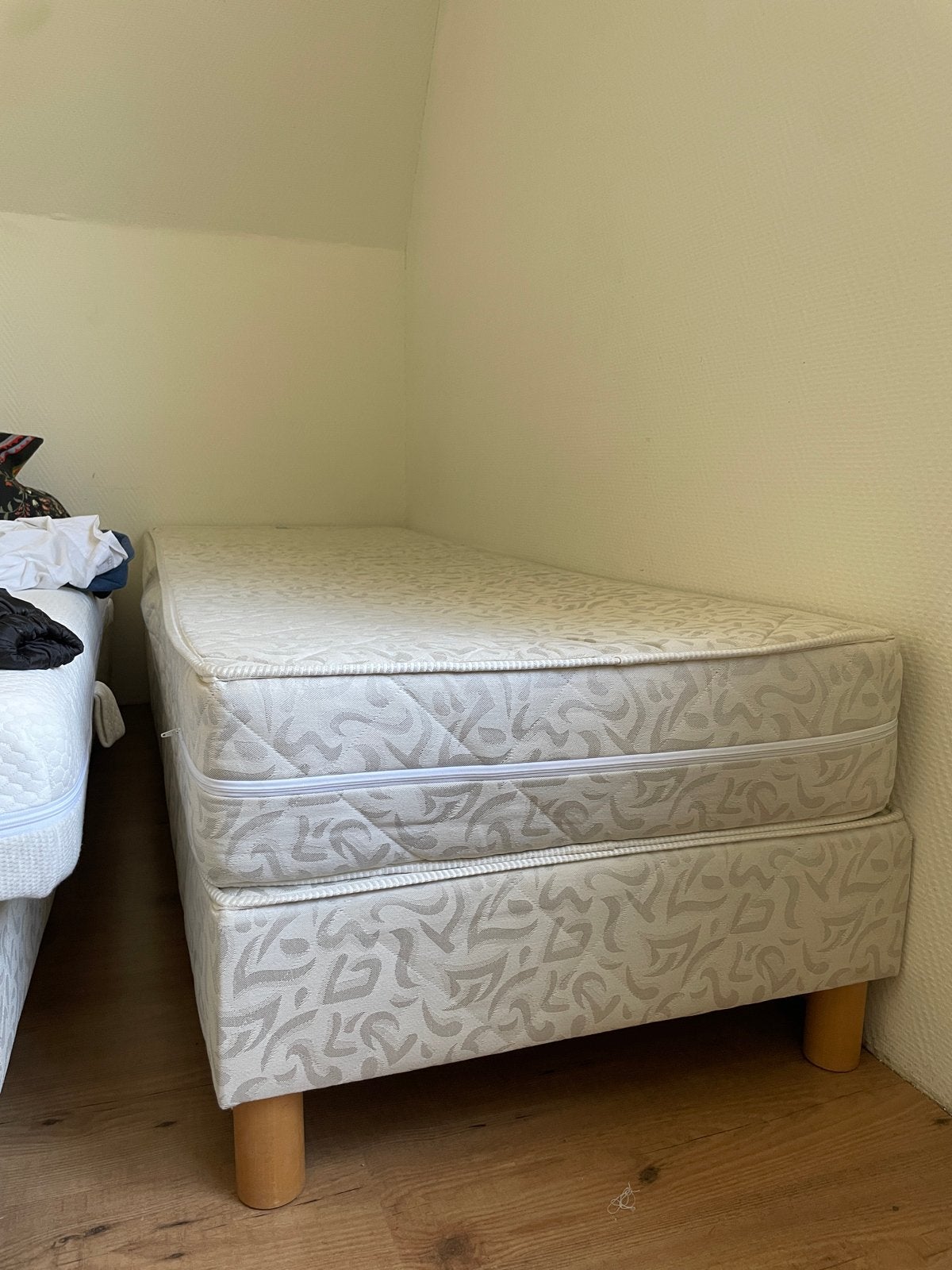 Twee eenpersoonsbedden inclusief matrassen, Huis en Inrichting, Ophalen, Gebruikt, Beige, 200 cm