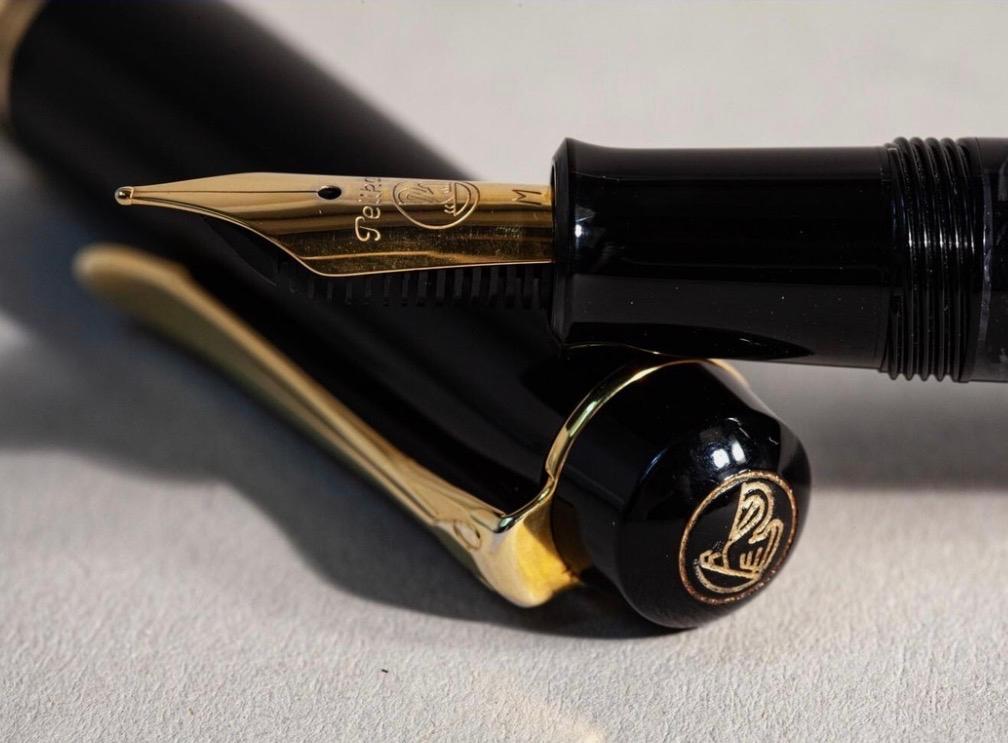 Pelikan M200 Old Style Zwart/Goud Vulpen - M-penpunt, Ophalen of Verzenden, Gebruikt, Vulpen, Overige merken