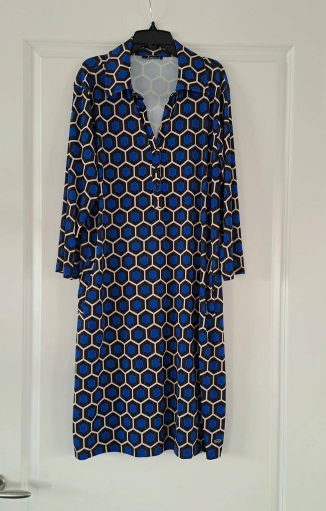 Mooie Angi damesjurk met geometrisch patroon - Maat XL, Blauw, Maat 46/48 (XL) of groter, Ophalen of Verzenden, Zo goed als nieuw